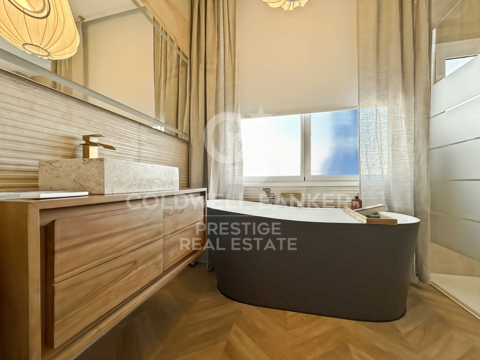 Appartement exclusif de 100 m² dans une élégante finca regia, situé entre Enrique Granados et Paris