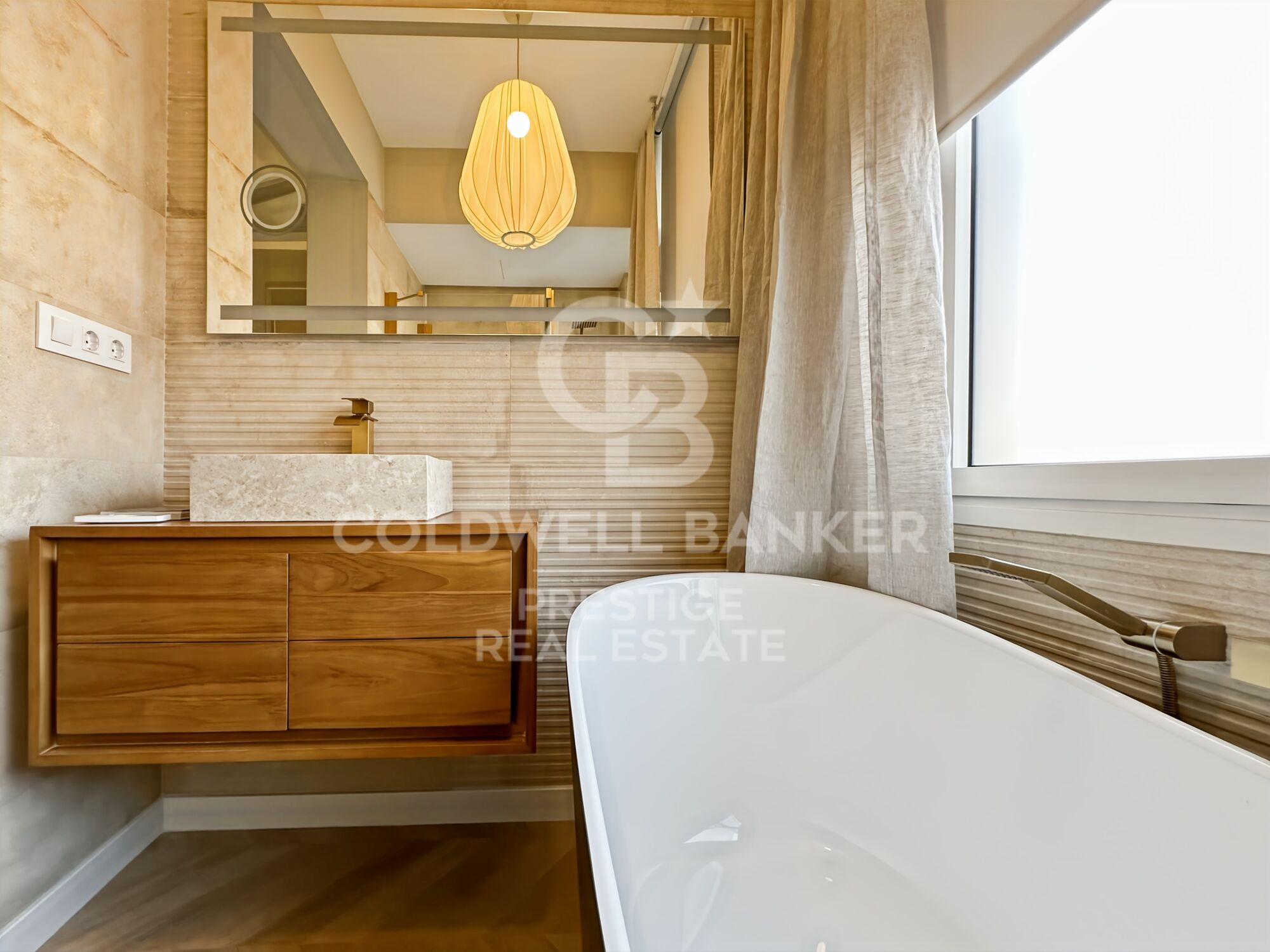 Appartement exclusif de 100 m² dans une élégante finca regia, situé entre Enrique Granados et Paris