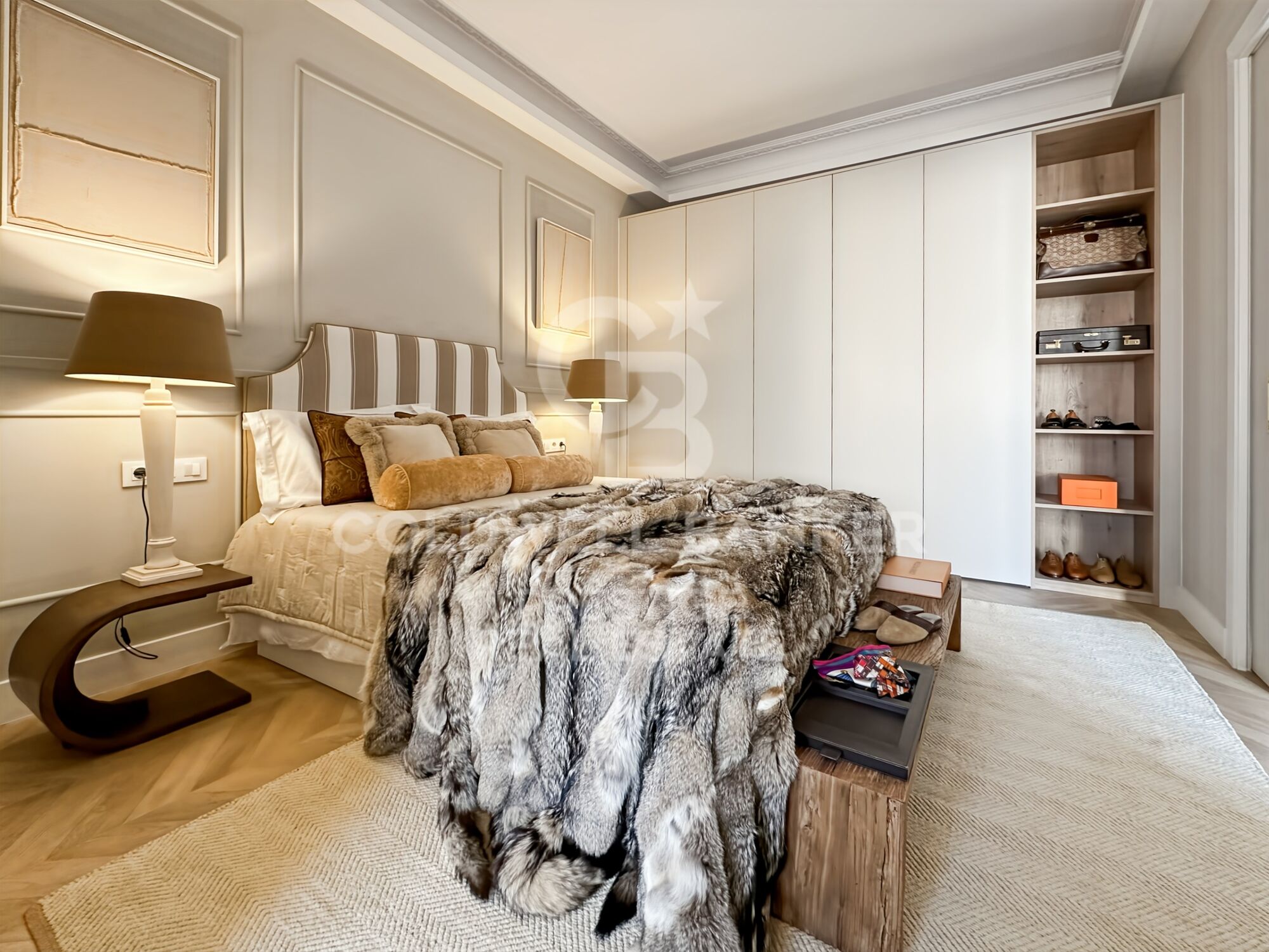 Appartement exclusif de 100 m² dans une élégante finca regia, situé entre Enrique Granados et Paris