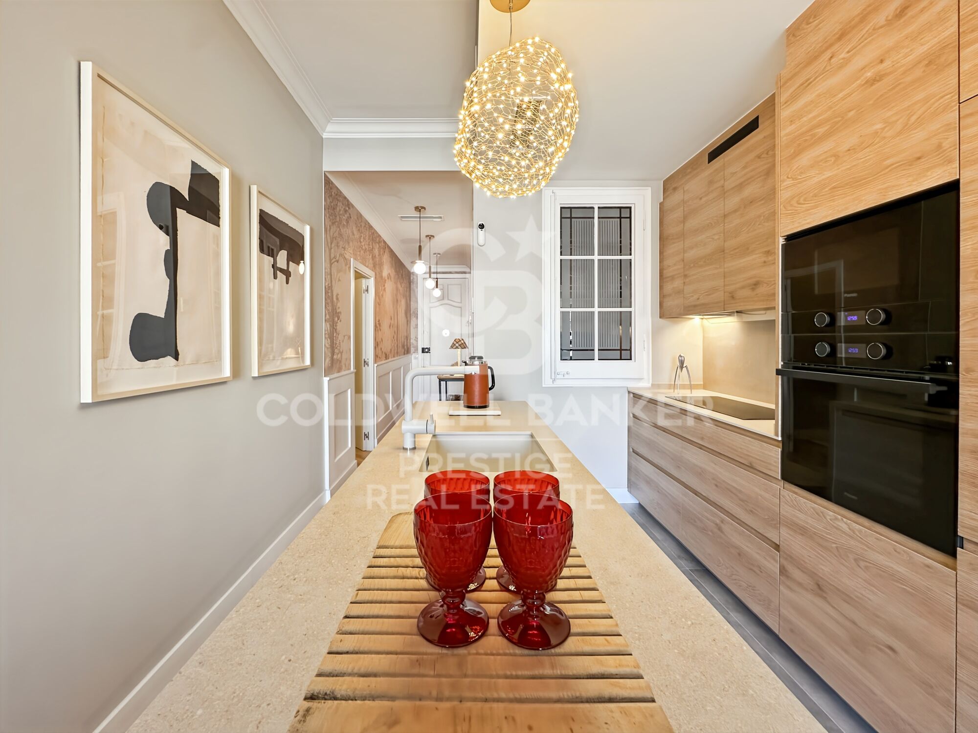 Appartement exclusif de 100 m² dans une élégante finca regia, situé entre Enrique Granados et Paris