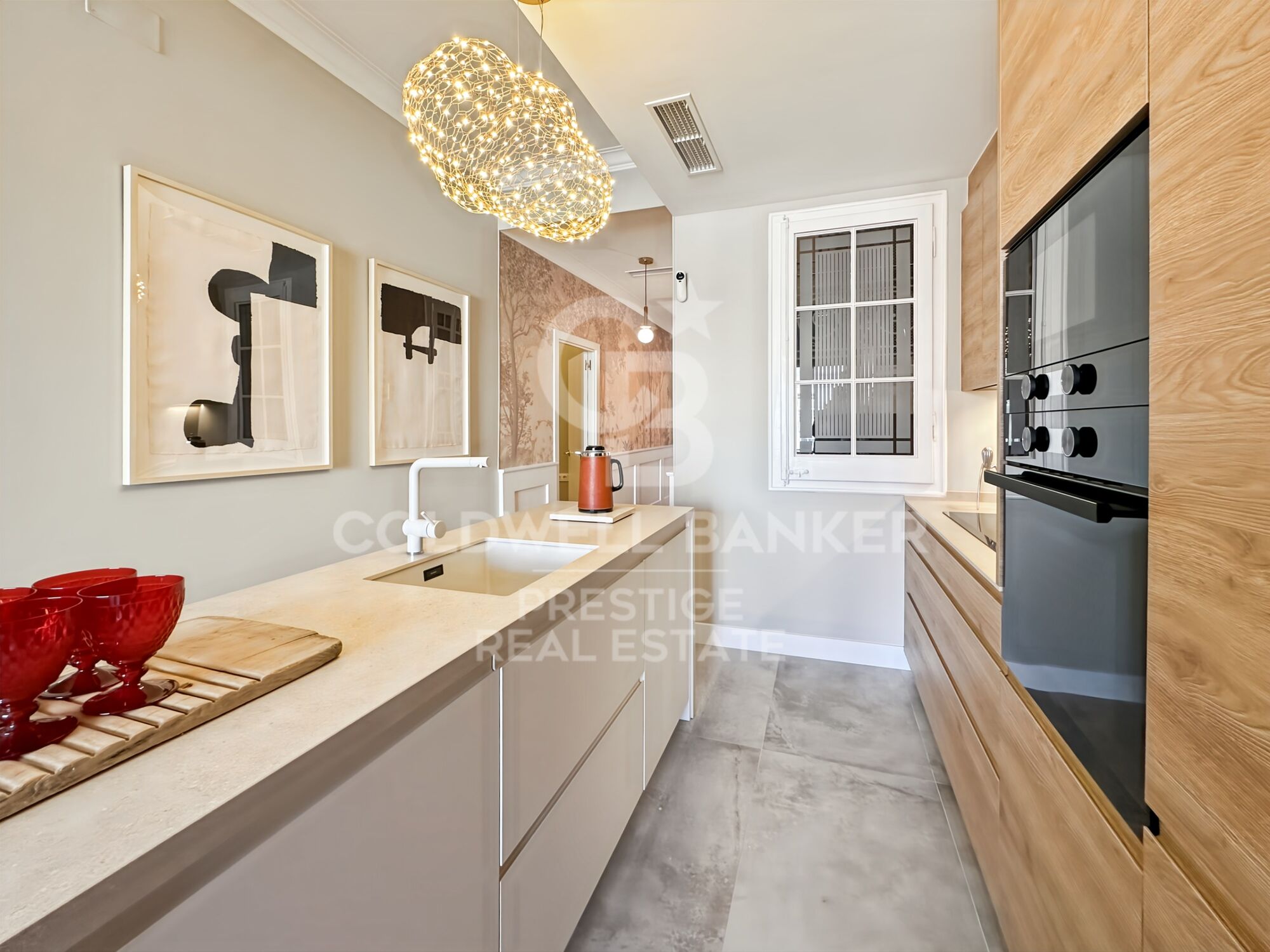 Appartement exclusif de 100 m² dans une élégante finca regia, situé entre Enrique Granados et Paris