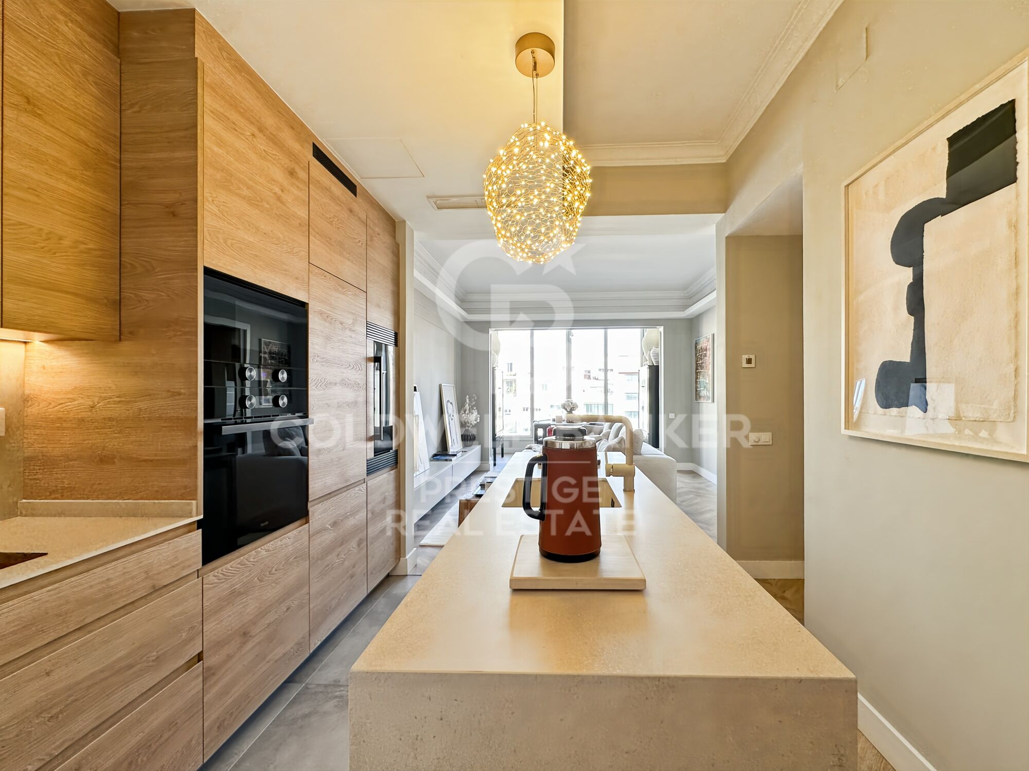 Appartement exclusif de 100 m² dans une élégante finca regia, situé entre Enrique Granados et Paris