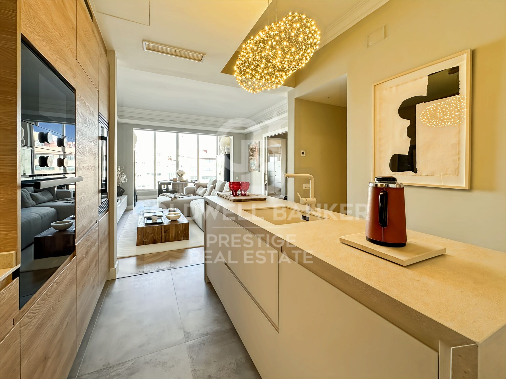 Appartement exclusif de 100 m² dans une élégante finca regia, situé entre Enrique Granados et Paris