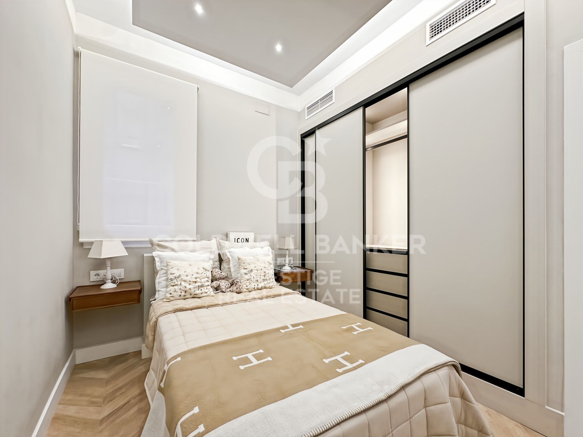 Appartement exclusif de 100 m² dans une élégante finca regia, situé entre Enrique Granados et Paris