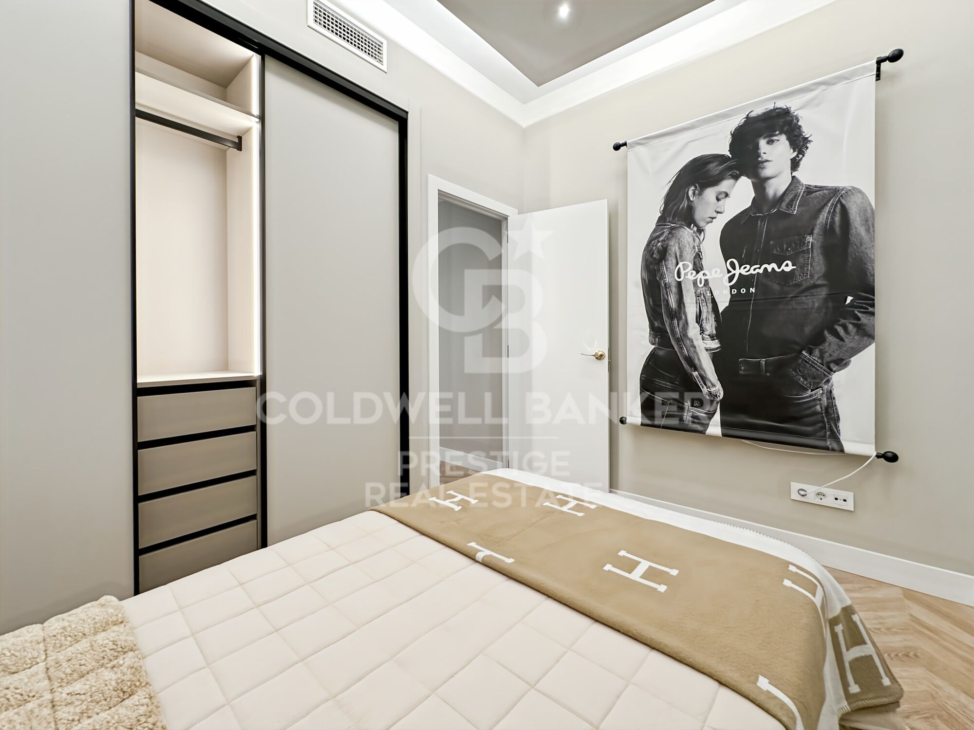 Appartement exclusif de 100 m² dans une élégante finca regia, situé entre Enrique Granados et Paris