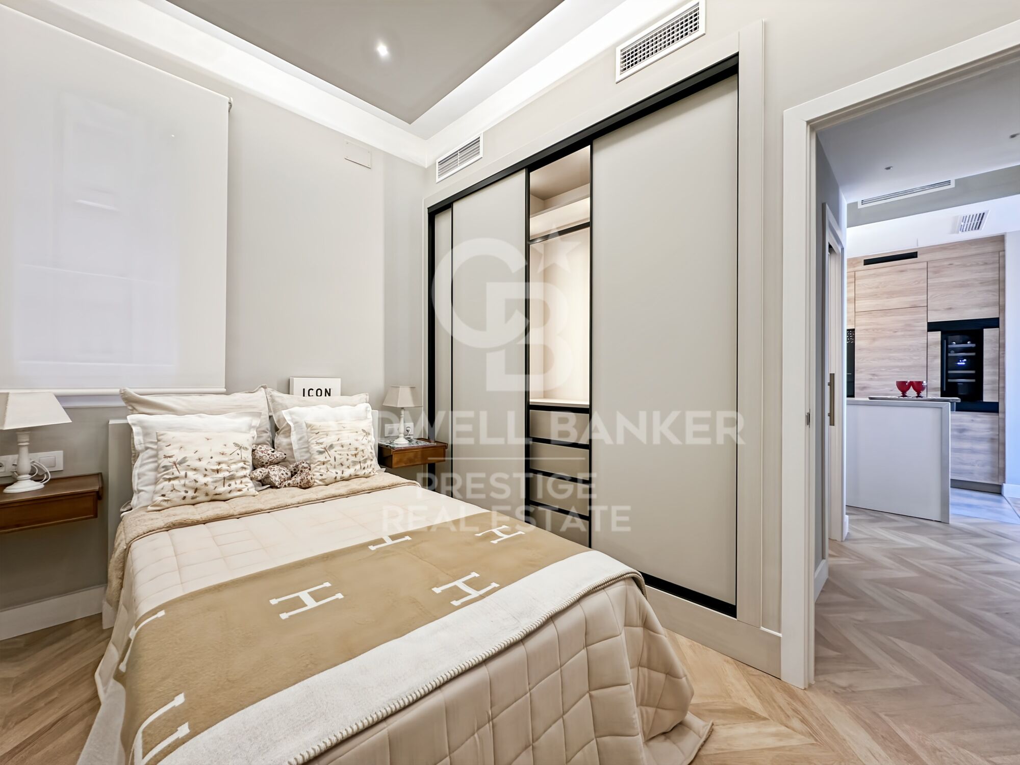 Appartement exclusif de 100 m² dans une élégante finca regia, situé entre Enrique Granados et Paris