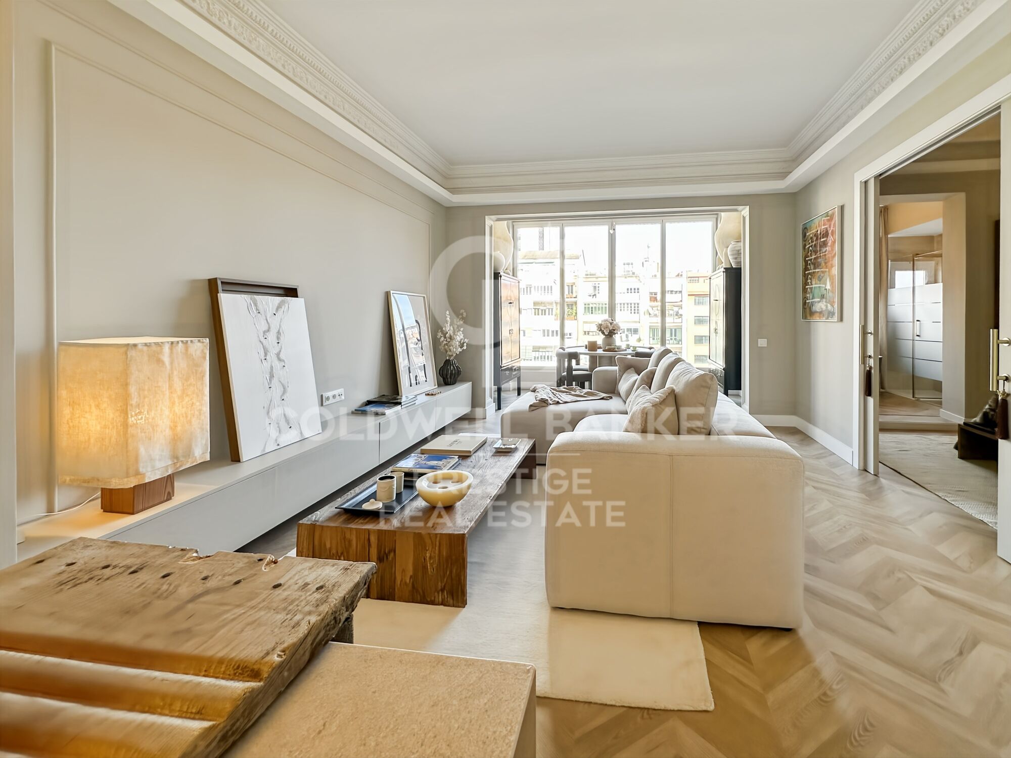 Appartement exclusif de 100 m² dans une élégante finca regia, situé entre Enrique Granados et Paris