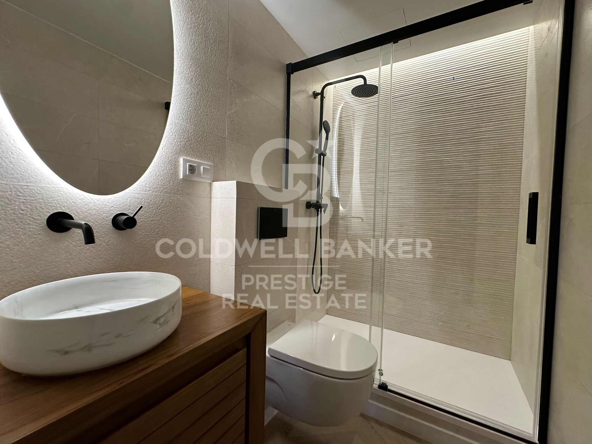 Appartement exclusif de 100 m² dans une élégante finca regia, situé entre Enrique Granados et Paris