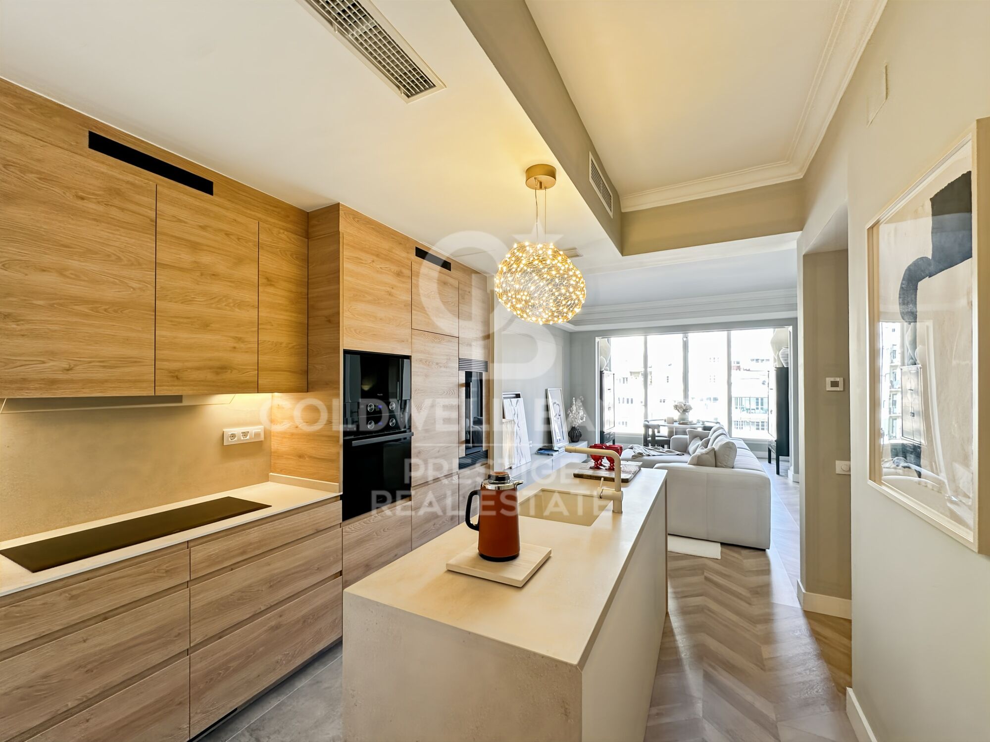 Exclusive 100 m² residence in a classic 'finca regia' building, located at Enrique Granados and Paris, Barcelona