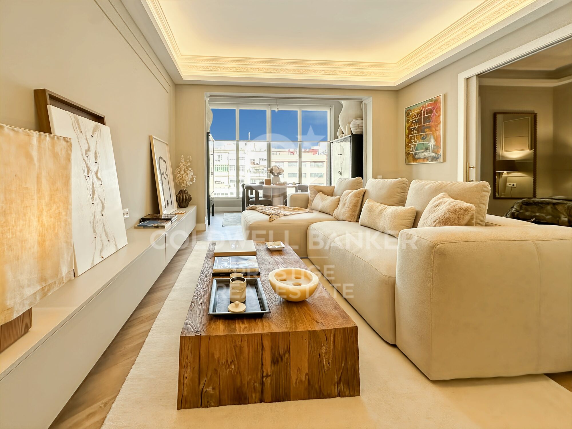 Exclusive 100 m² residence in a classic 'finca regia' building, located at Enrique Granados and Paris, Barcelona