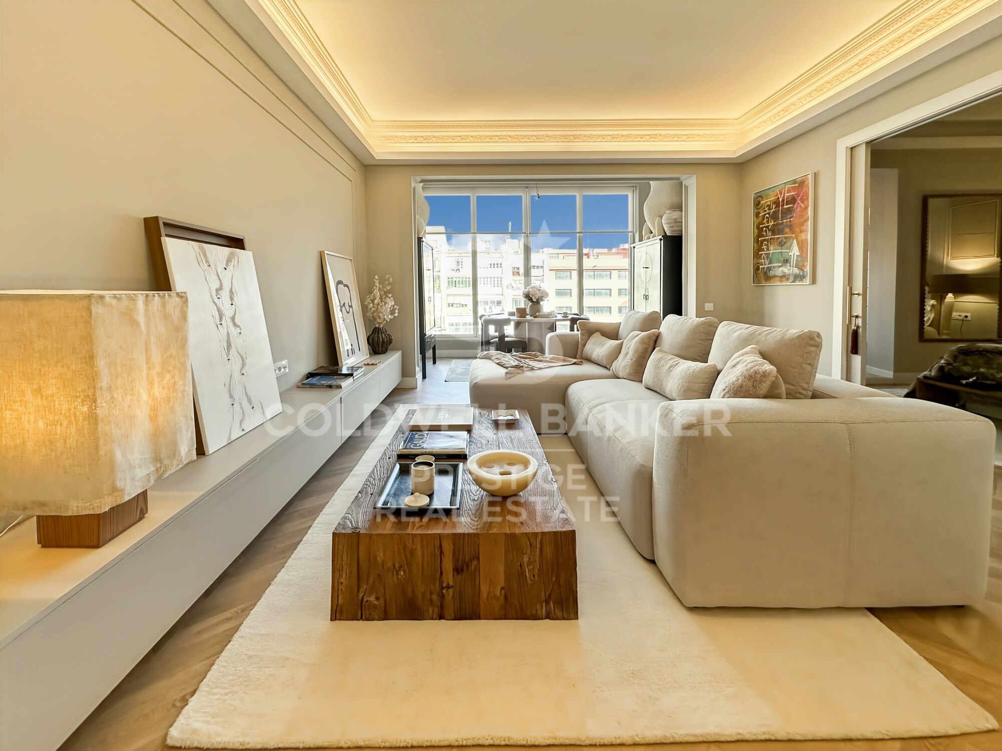 Exclusive 100 m² residence in a classic 'finca regia' building, located at Enrique Granados and Paris, Barcelona