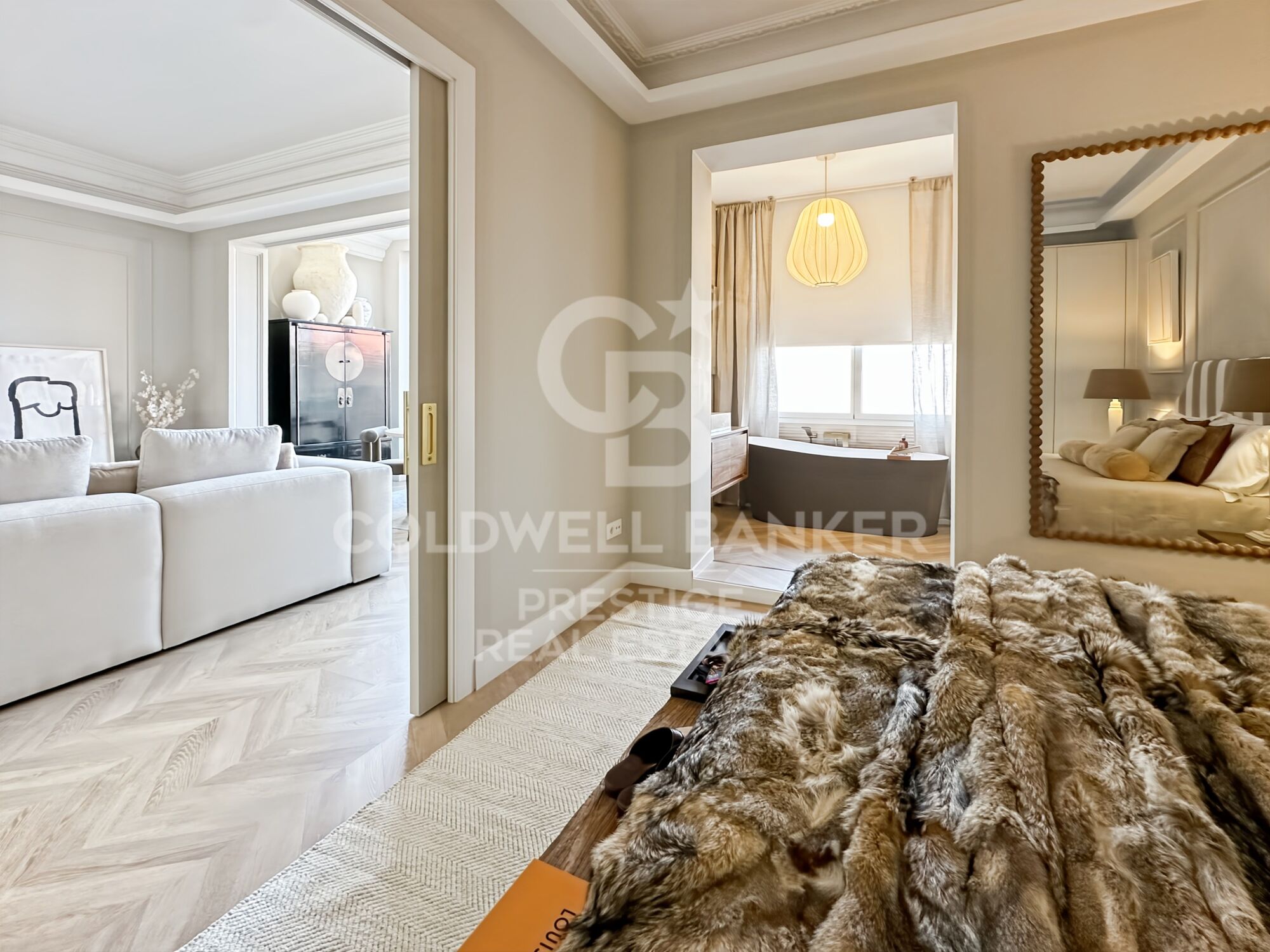 Exclusive 100 m² residence in a classic 'finca regia' building, located at Enrique Granados and Paris, Barcelona