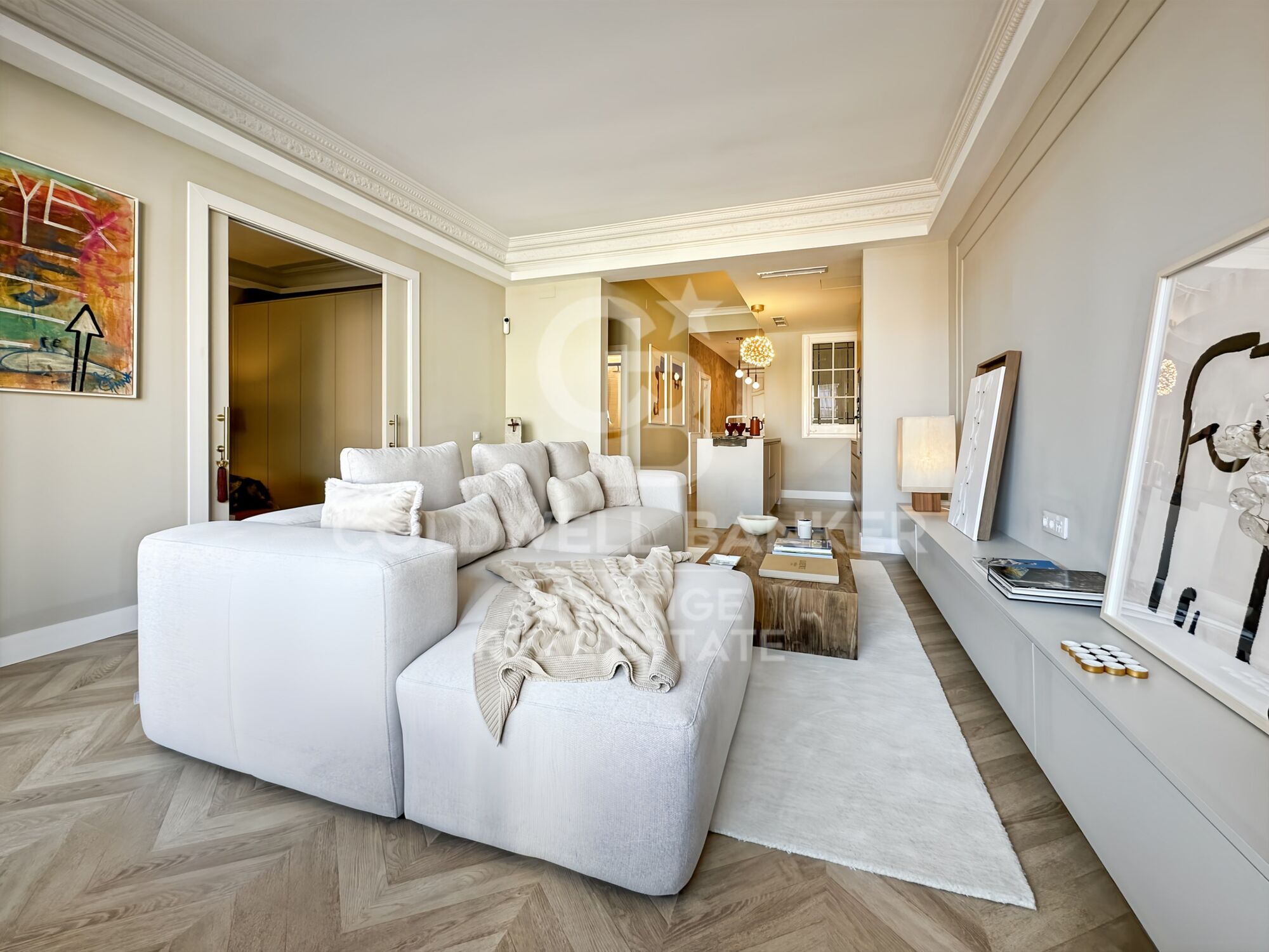 Exclusive 100 m² residence in a classic 'finca regia' building, located at Enrique Granados and Paris, Barcelona