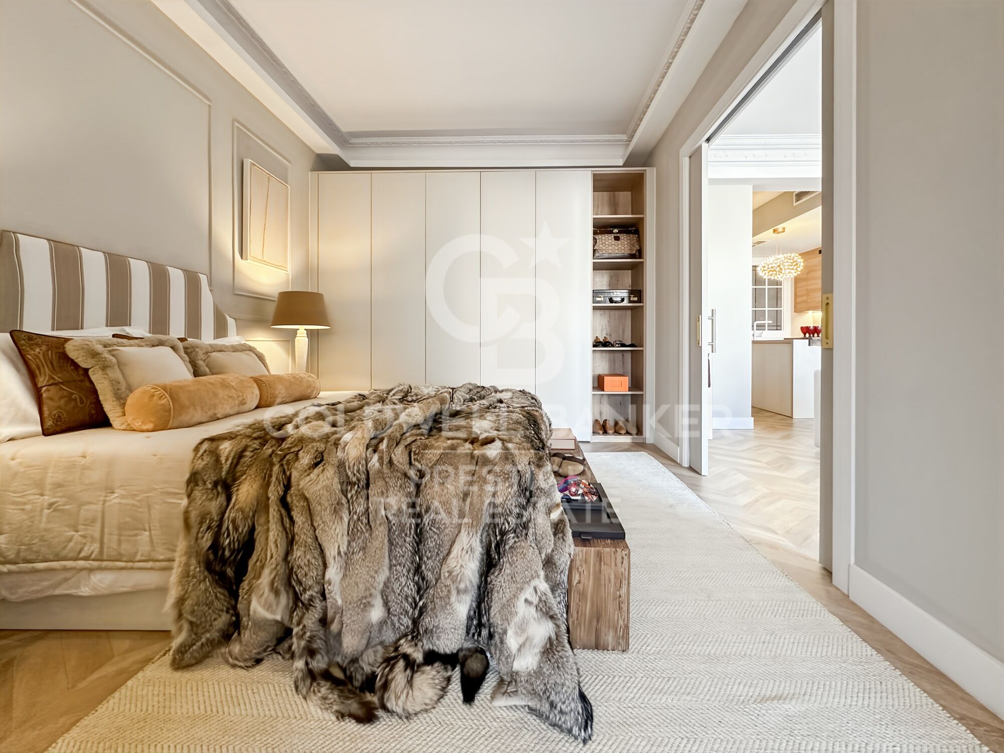 Exclusive 100 m² residence in a classic 'finca regia' building, located at Enrique Granados and Paris, Barcelona