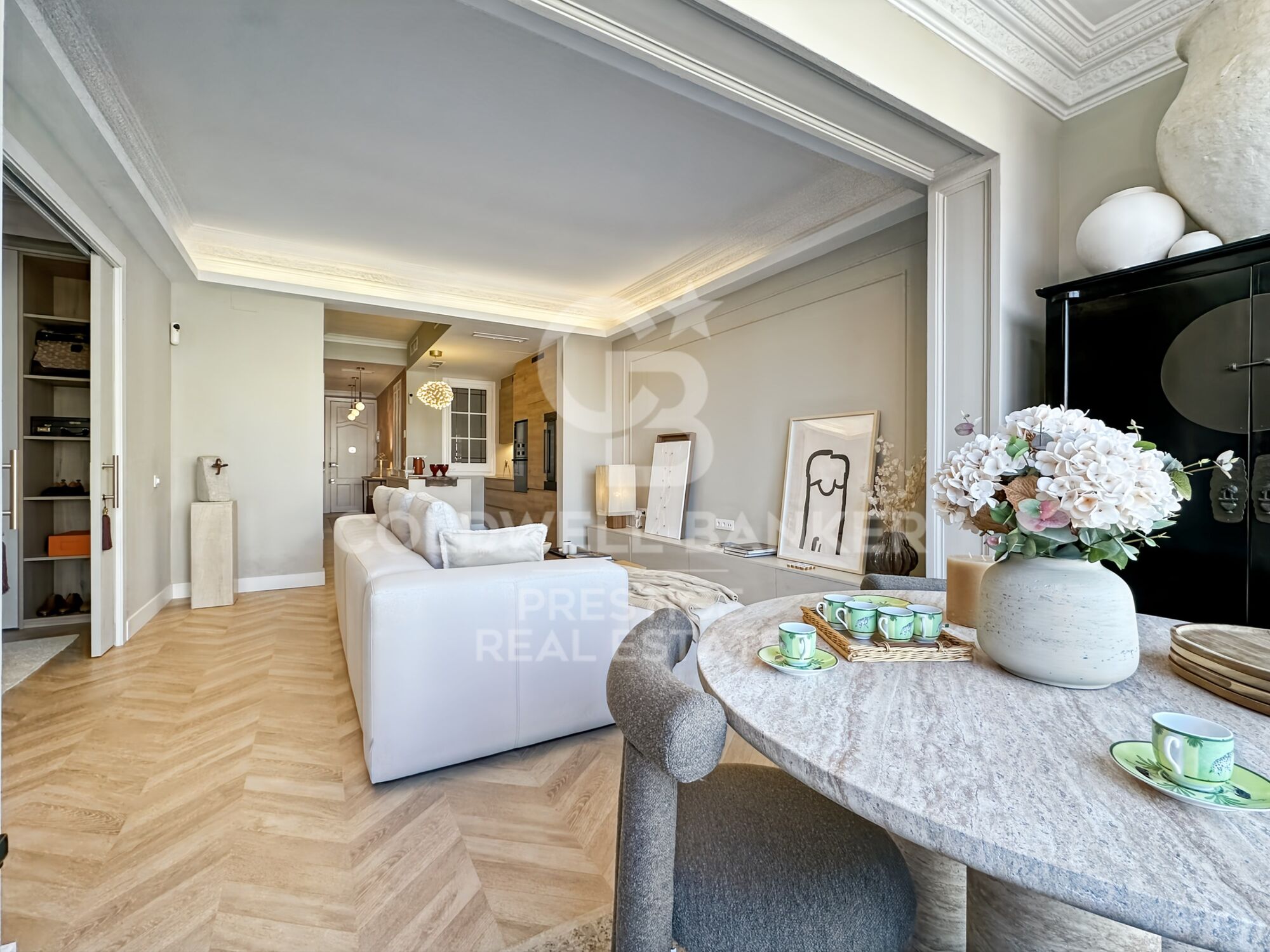 Exklusive 100-m²-Wohnung in einem historischen 'Finca Regia'-Gebäude, gelegen an der Ecke Enrique Granados und Paris, Barcelona
