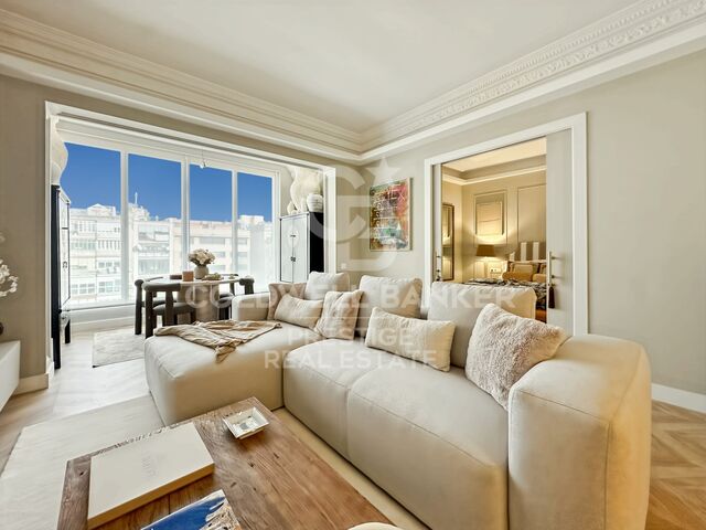 Exclusive 100 m² residence in a classic 'finca regia' building, located at Enrique Granados and Paris