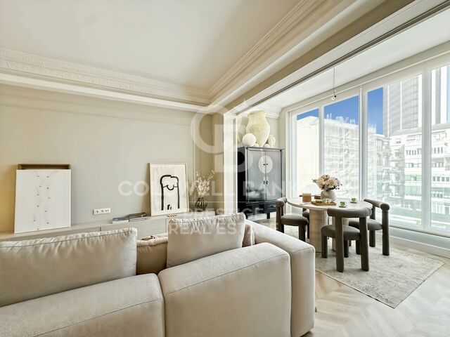 Exclusive 100 m² residence in a classic 'finca regia' building, located at Enrique Granados and Paris, Barcelona