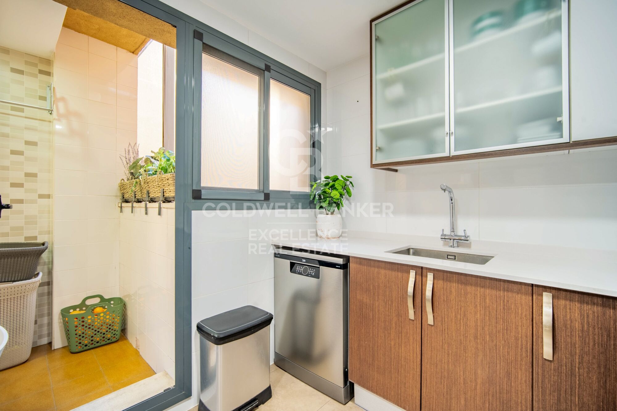 Bright 142 m2 flat with 4 bedrooms, garage and storage room in Albors, Valencia