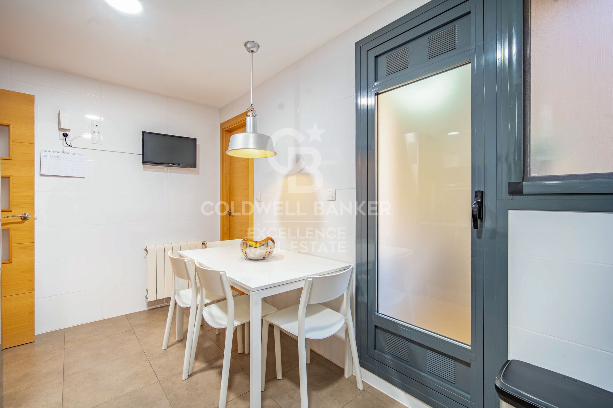 Bright 142 m2 flat with 4 bedrooms, garage and storage room in Albors, Valencia