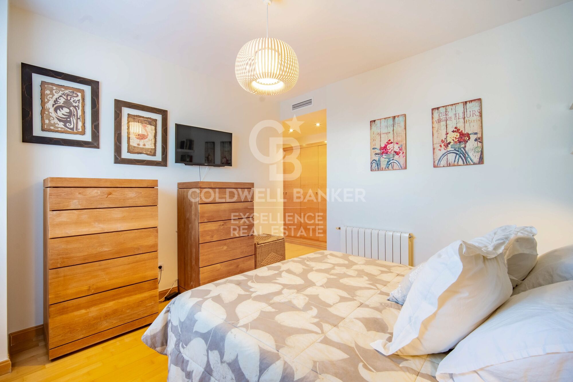 Bright 142 m2 flat with 4 bedrooms, garage and storage room in Albors, Valencia