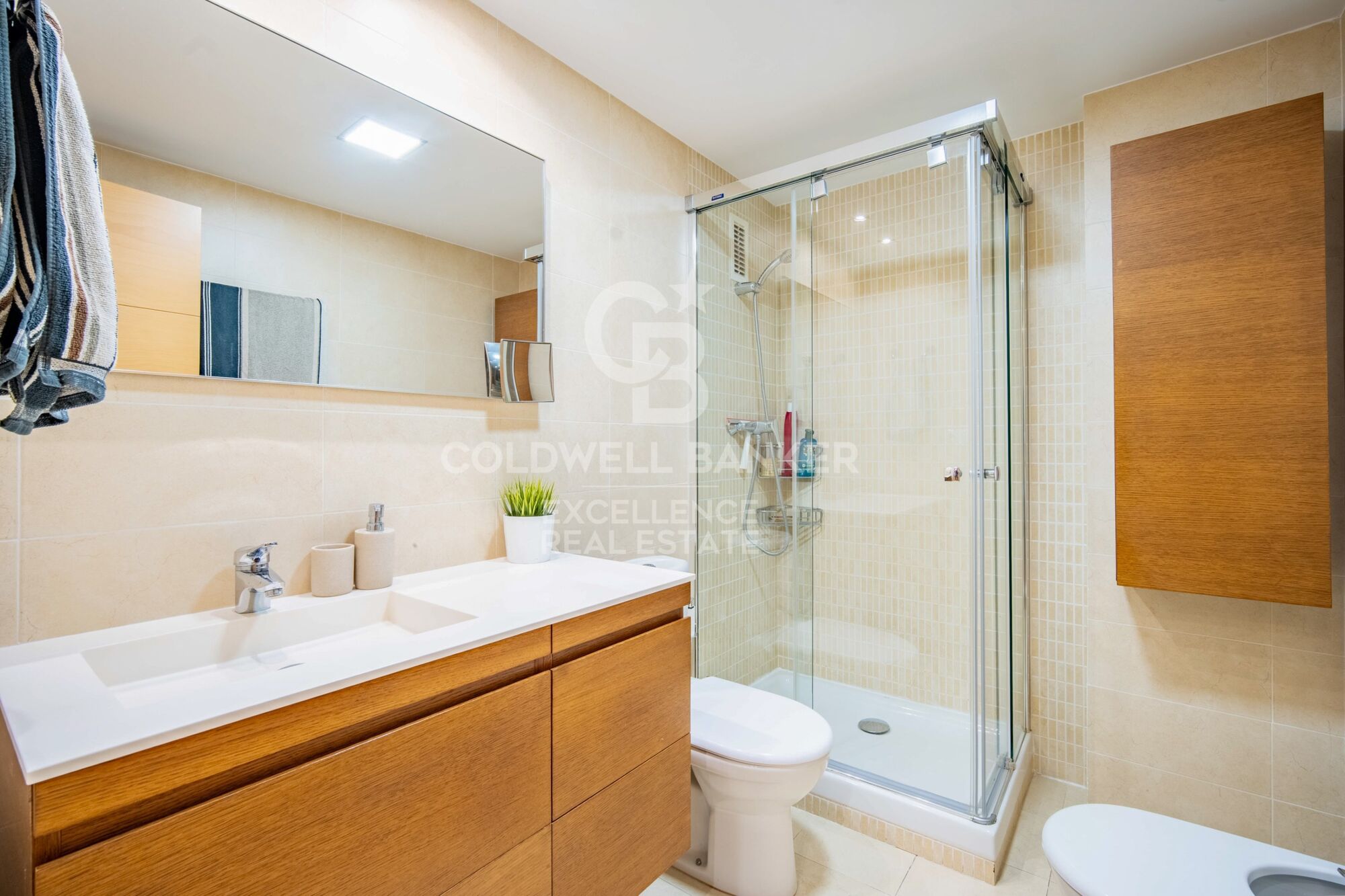 Bright 142 m2 flat with 4 bedrooms, garage and storage room in Albors, Valencia