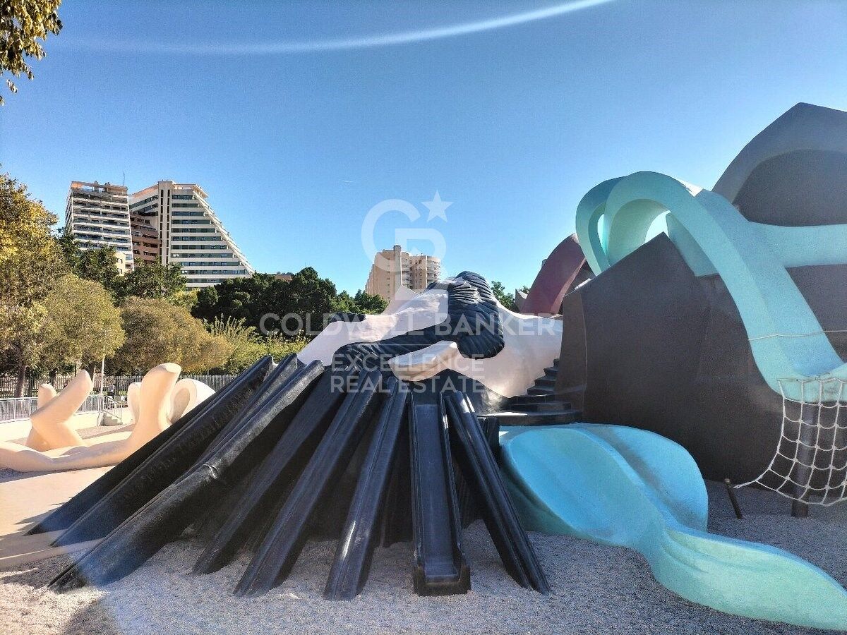 Bright 142 m2 flat with 4 bedrooms, garage and storage room in Albors, Valencia