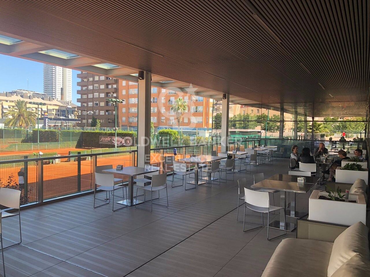 Bright 142 m2 flat with 4 bedrooms, garage and storage room in Albors, Valencia