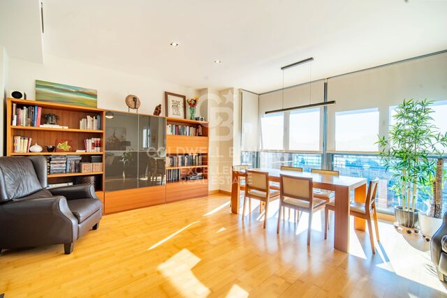 Bright 142 m2 flat with 4 bedrooms, garage and storage room in Albors, Valencia