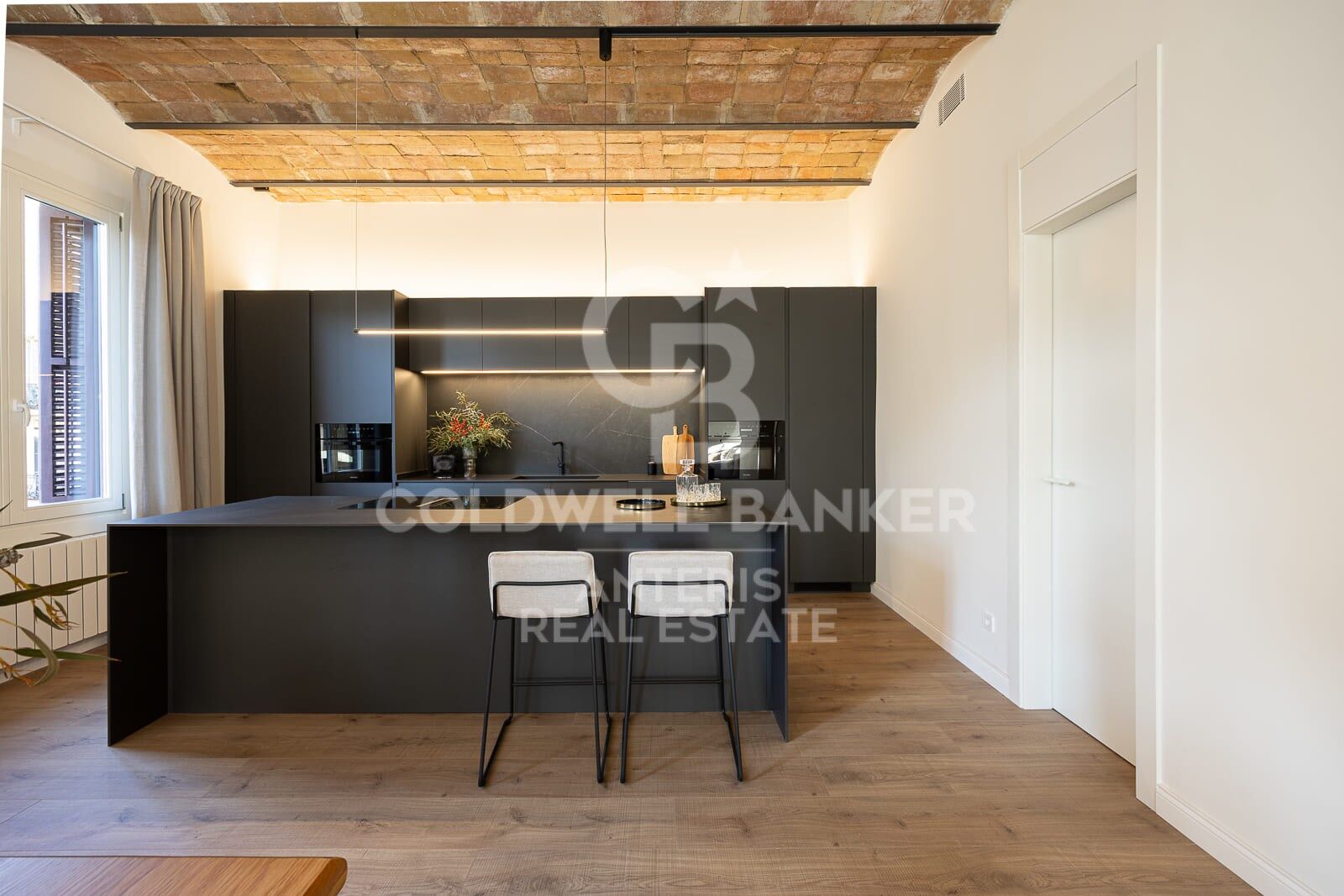 Spacious apartment with exclusive renovation in the city center
