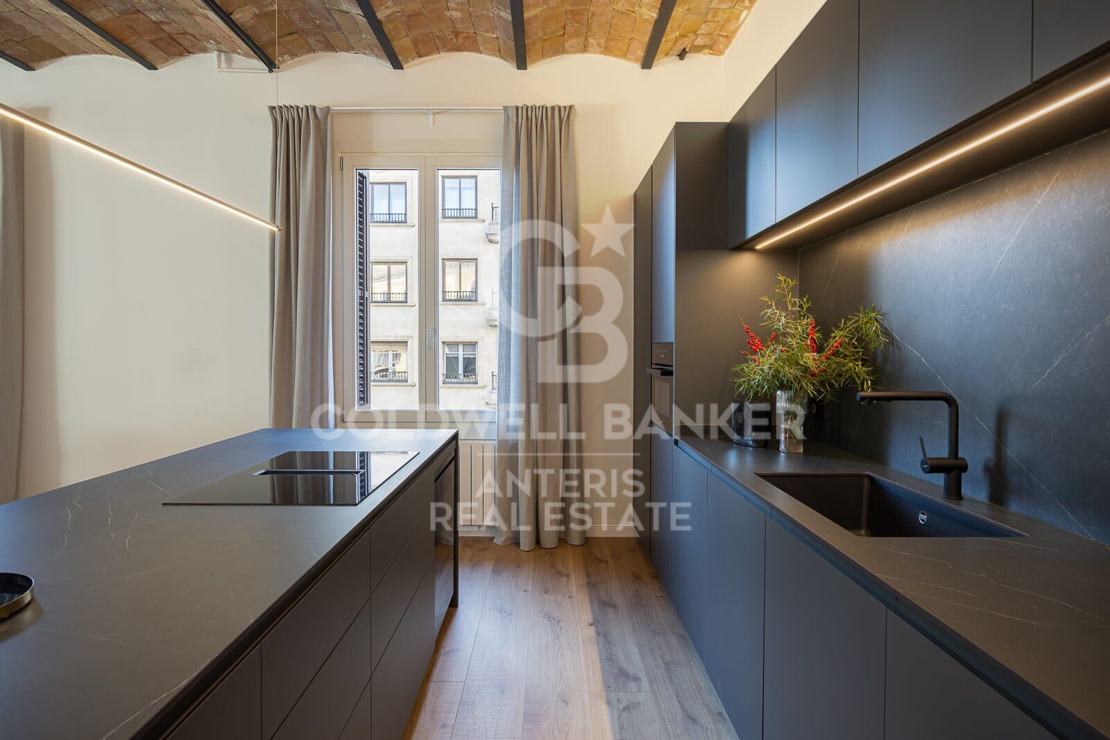Spacious apartment with exclusive renovation in the city center