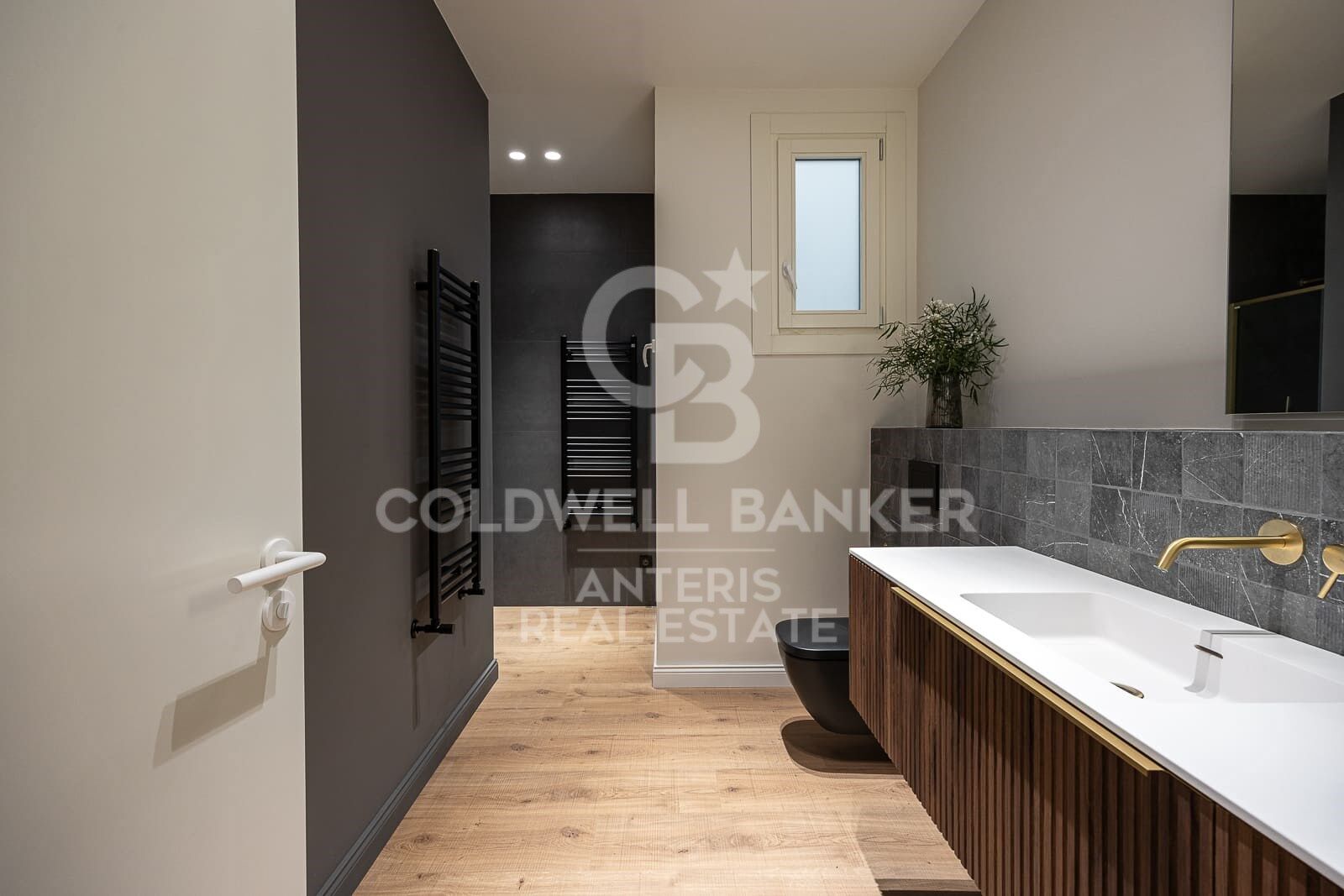 Spacious apartment with exclusive renovation in the city center