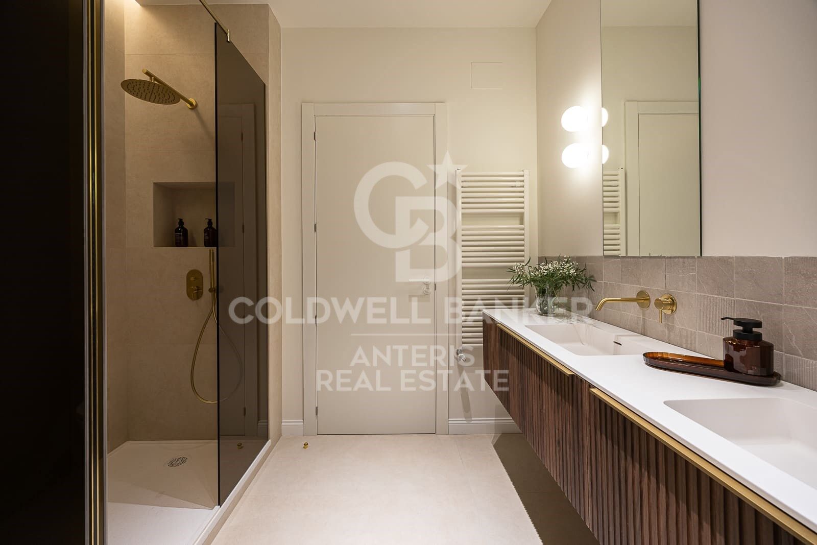 Spacious apartment with exclusive renovation in the city center