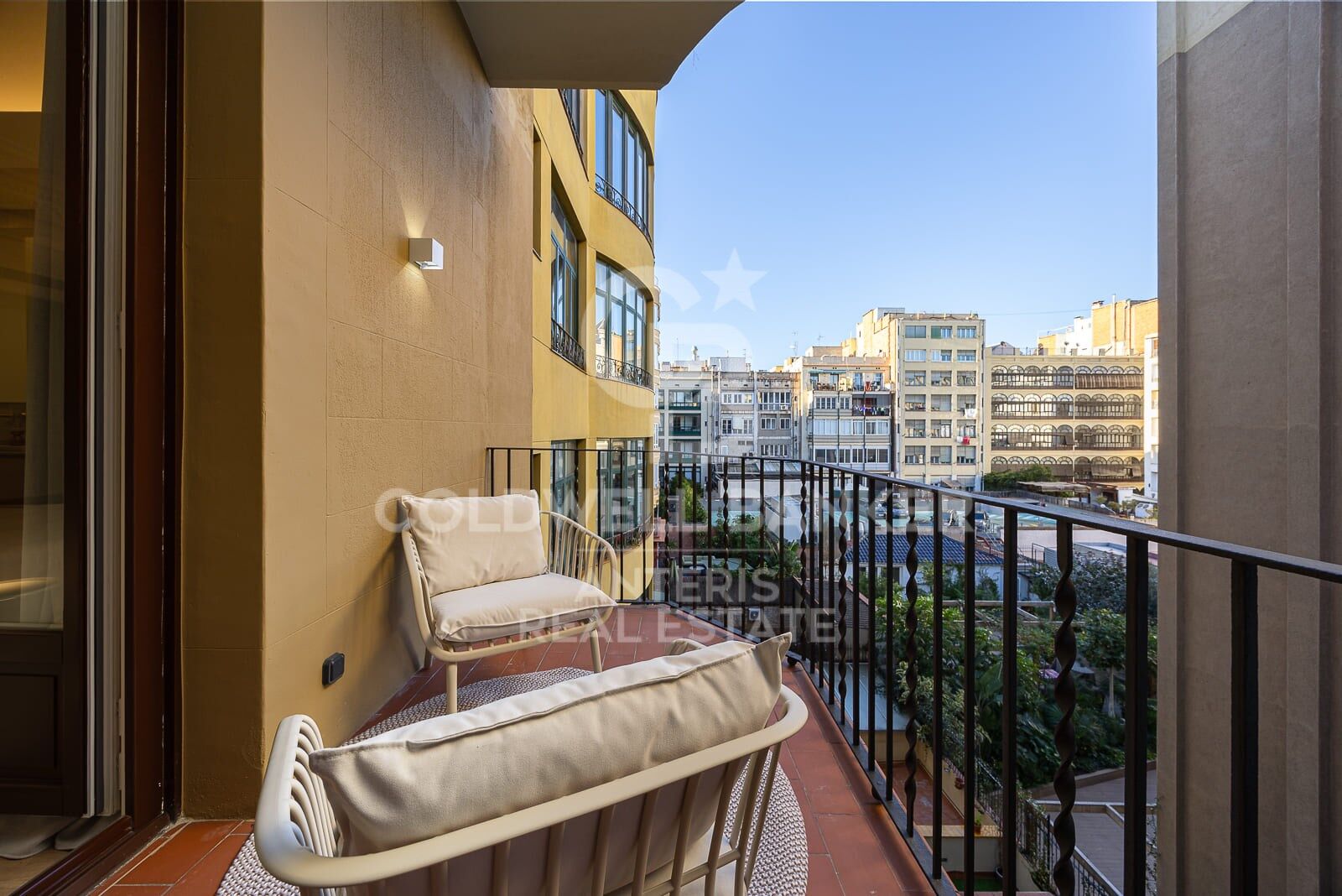 Spacious apartment with exclusive renovation in the city center