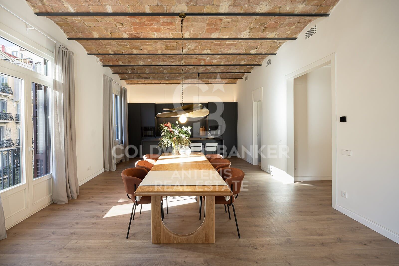 Spacious apartment with exclusive renovation in the city center