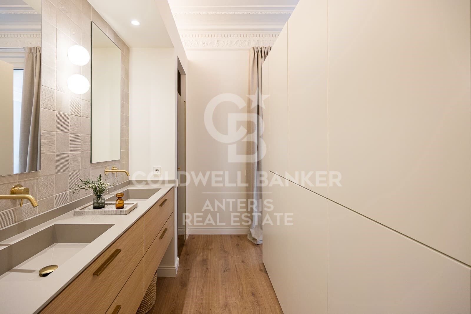 Spacious apartment with exclusive renovation in the city center