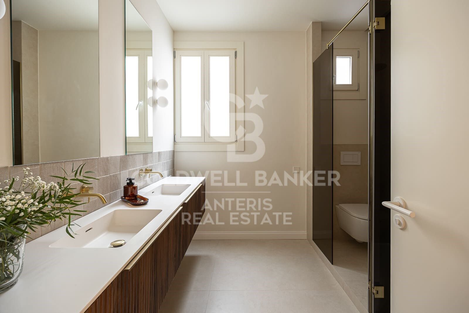 Spacious apartment with exclusive renovation in the city center