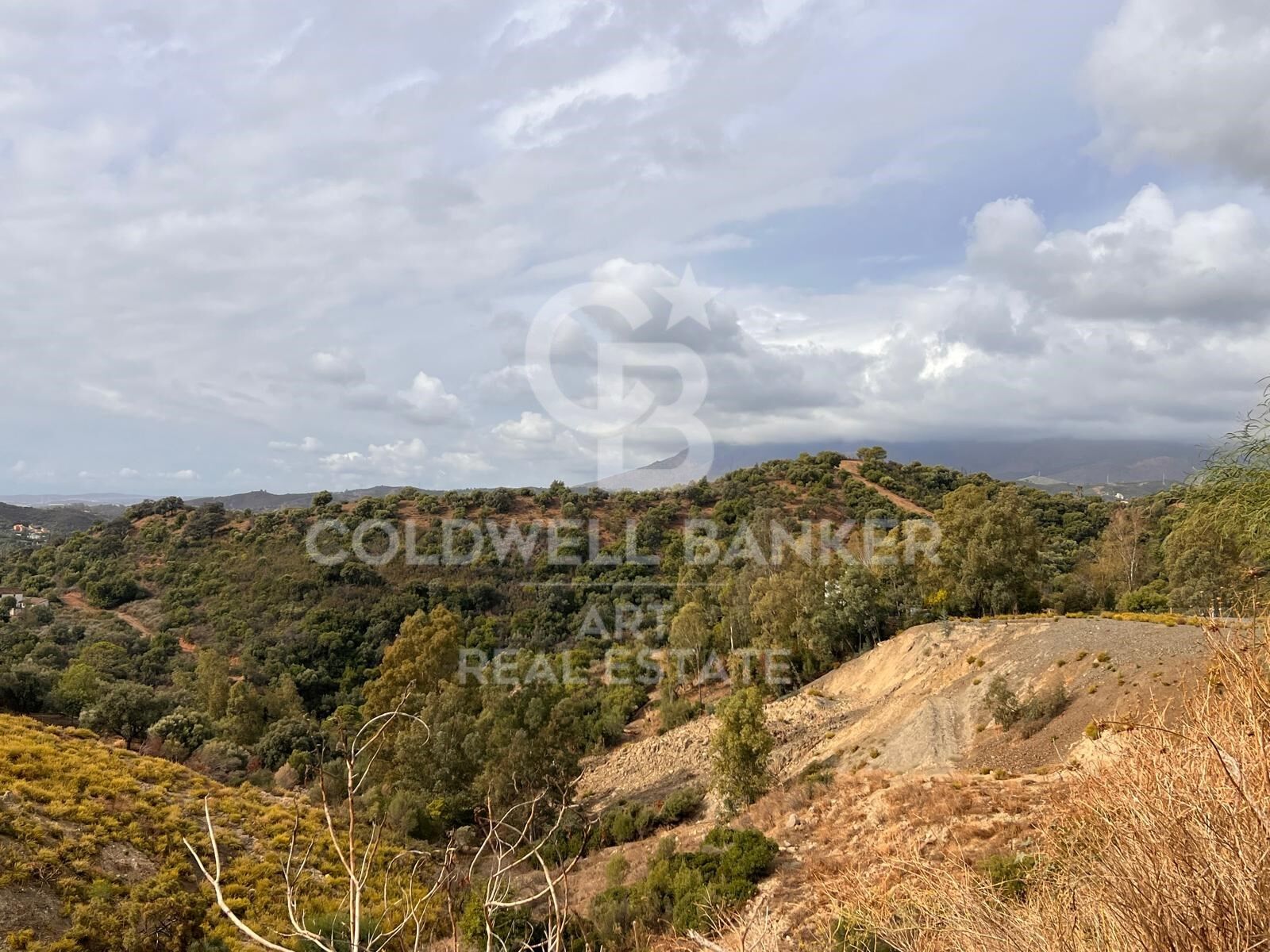 Incroyable terrain constructible avec vue panoramique à Estepona