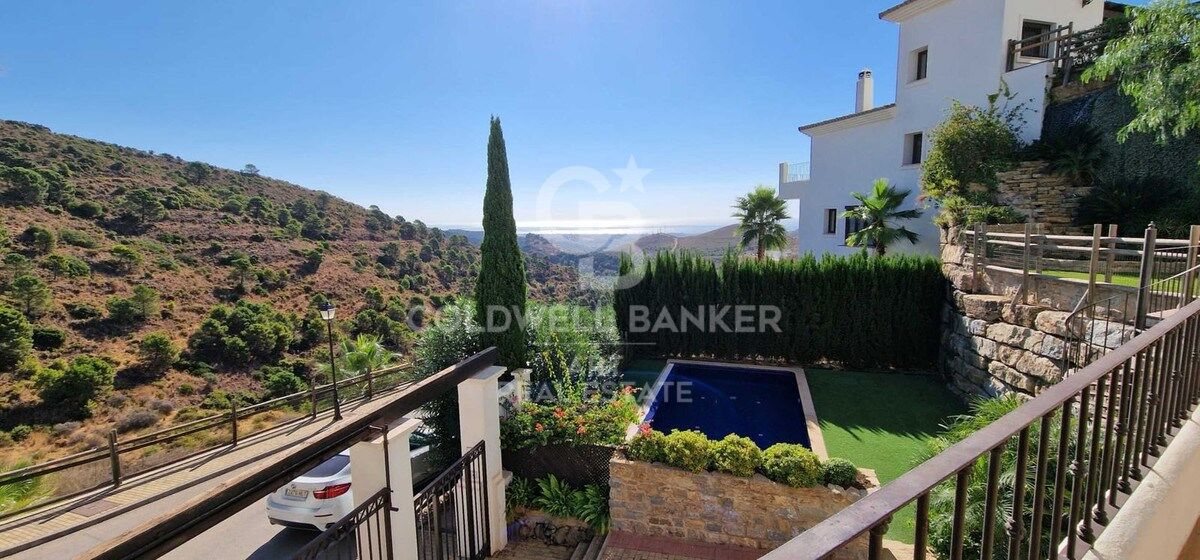 Unglaubliche Villa im exklusiven Benahavís Country Club mit Meer- und Bergblick
