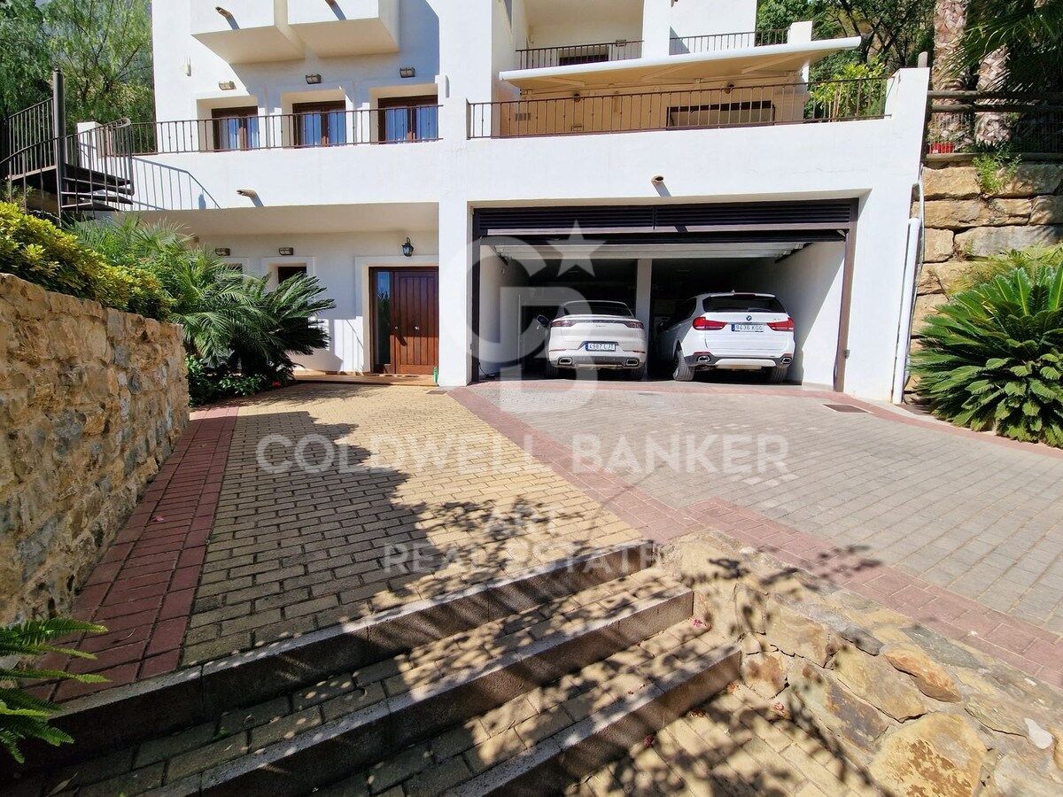 Unglaubliche Villa im exklusiven Benahavís Country Club mit Meer- und Bergblick