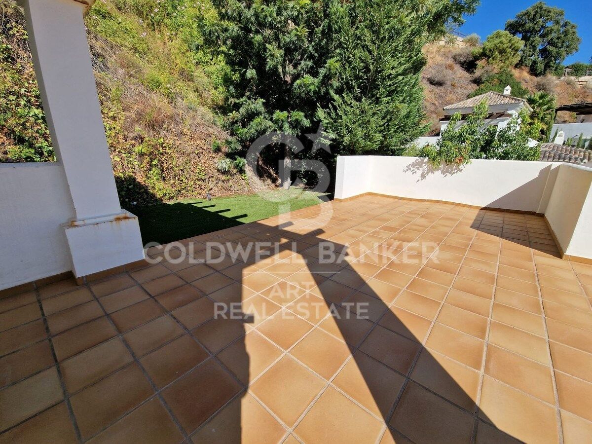 Unglaubliche Villa im exklusiven Benahavís Country Club mit Meer- und Bergblick