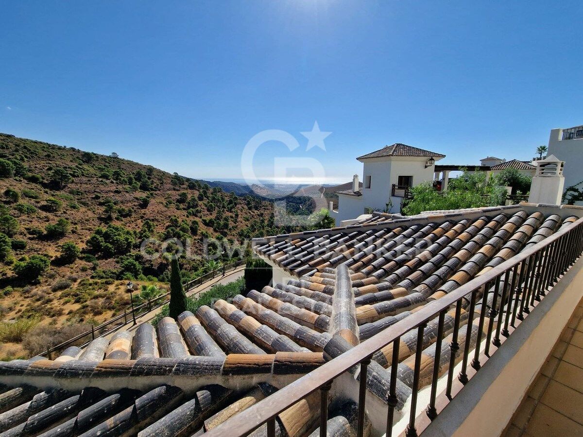 Unglaubliche Villa im exklusiven Benahavís Country Club mit Meer- und Bergblick