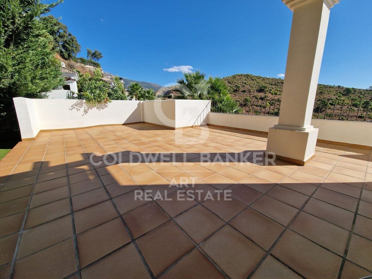 Unglaubliche Villa im exklusiven Benahavís Country Club mit Meer- und Bergblick