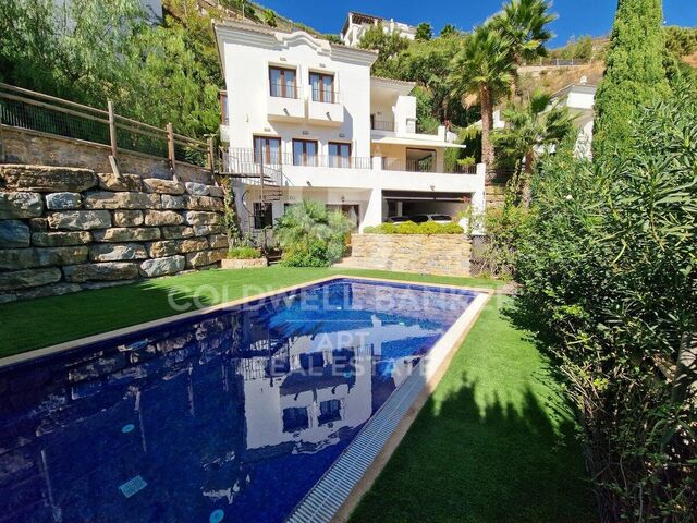 Amazing villa in the exclusive Benahavís Country Club, with sea and mountain views