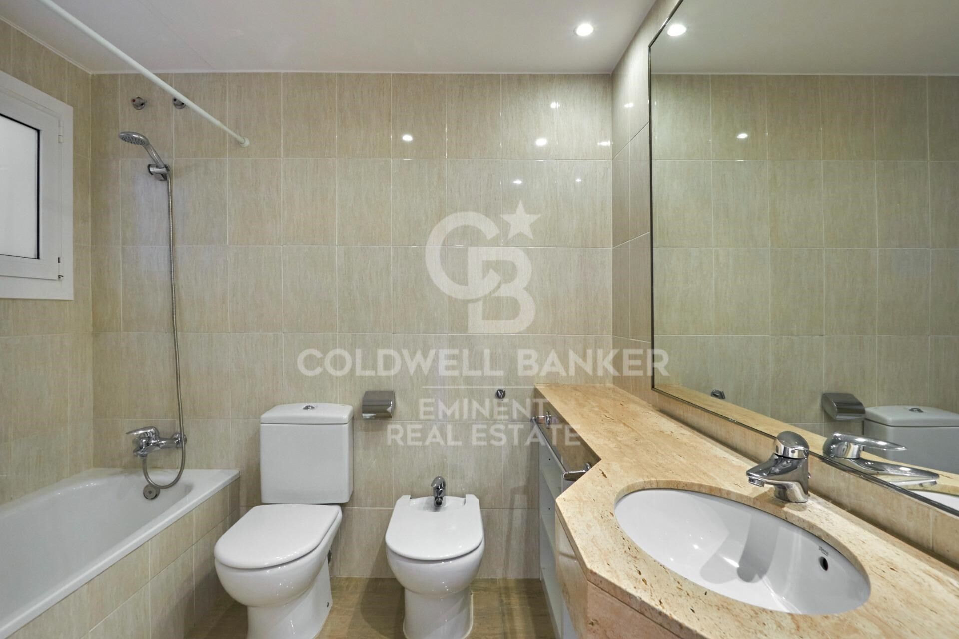 Appartement de luxe exclusif à louer dans la zone haute de Barcelone avec terrasse, vues et parking