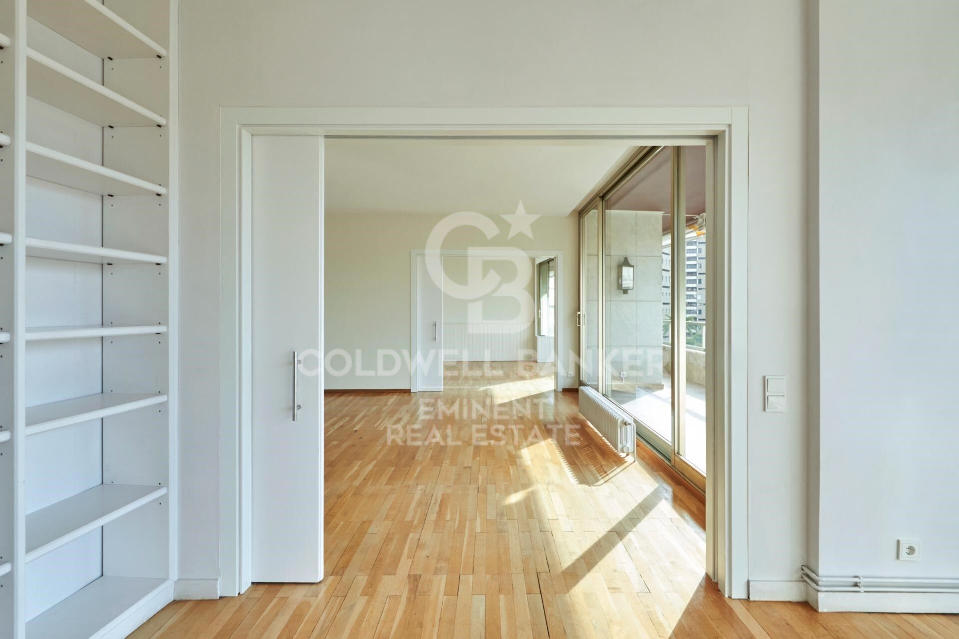 Exklusive Luxuswohnung zur Miete in der oberen Wohngegend Barcelonas mit Terrasse, Ausblick und Parkplatz.