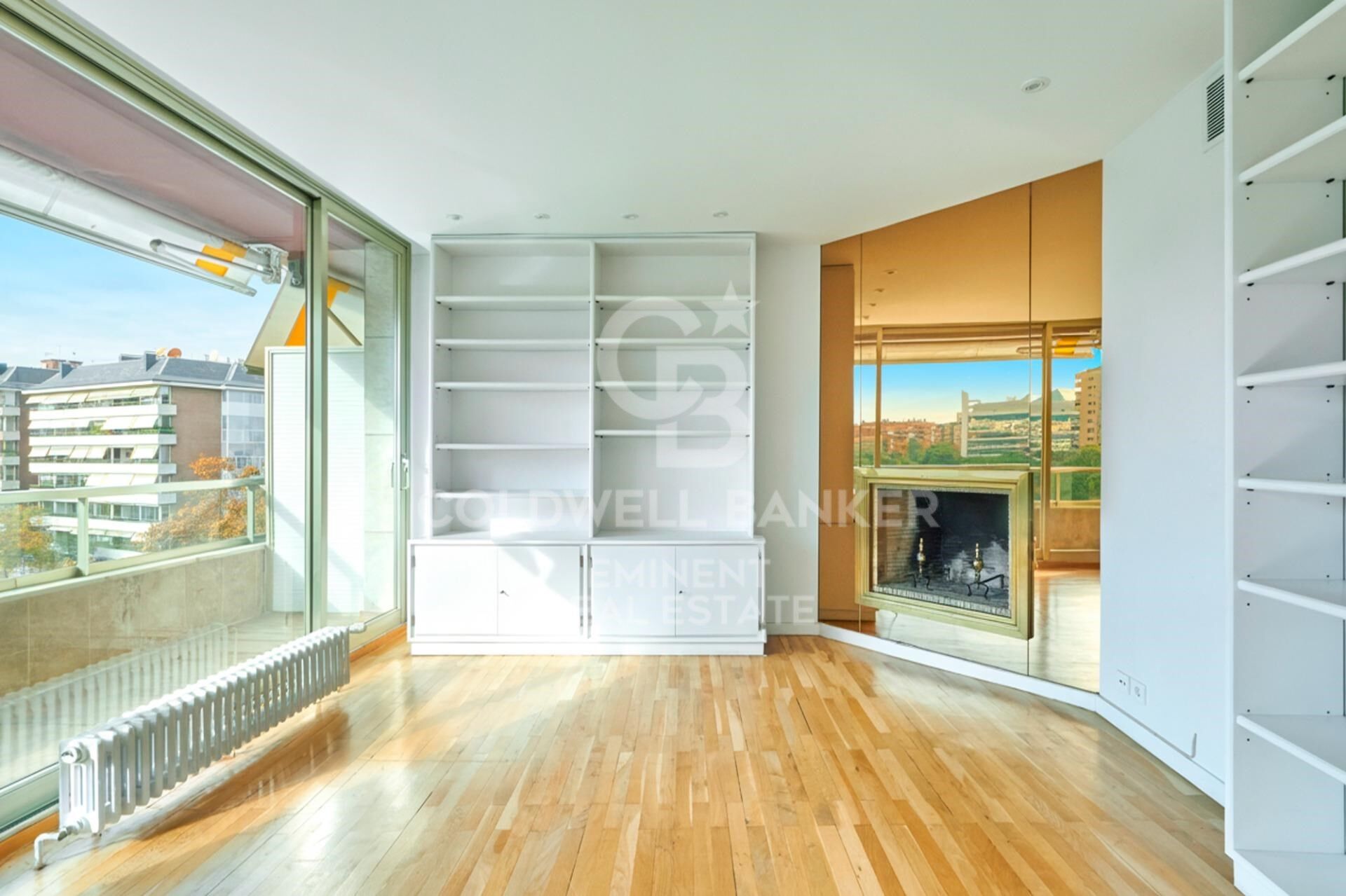 Exclusivo piso de lujo en alquiler en la zona alta de Barcelona con terraza, vistas y parking.