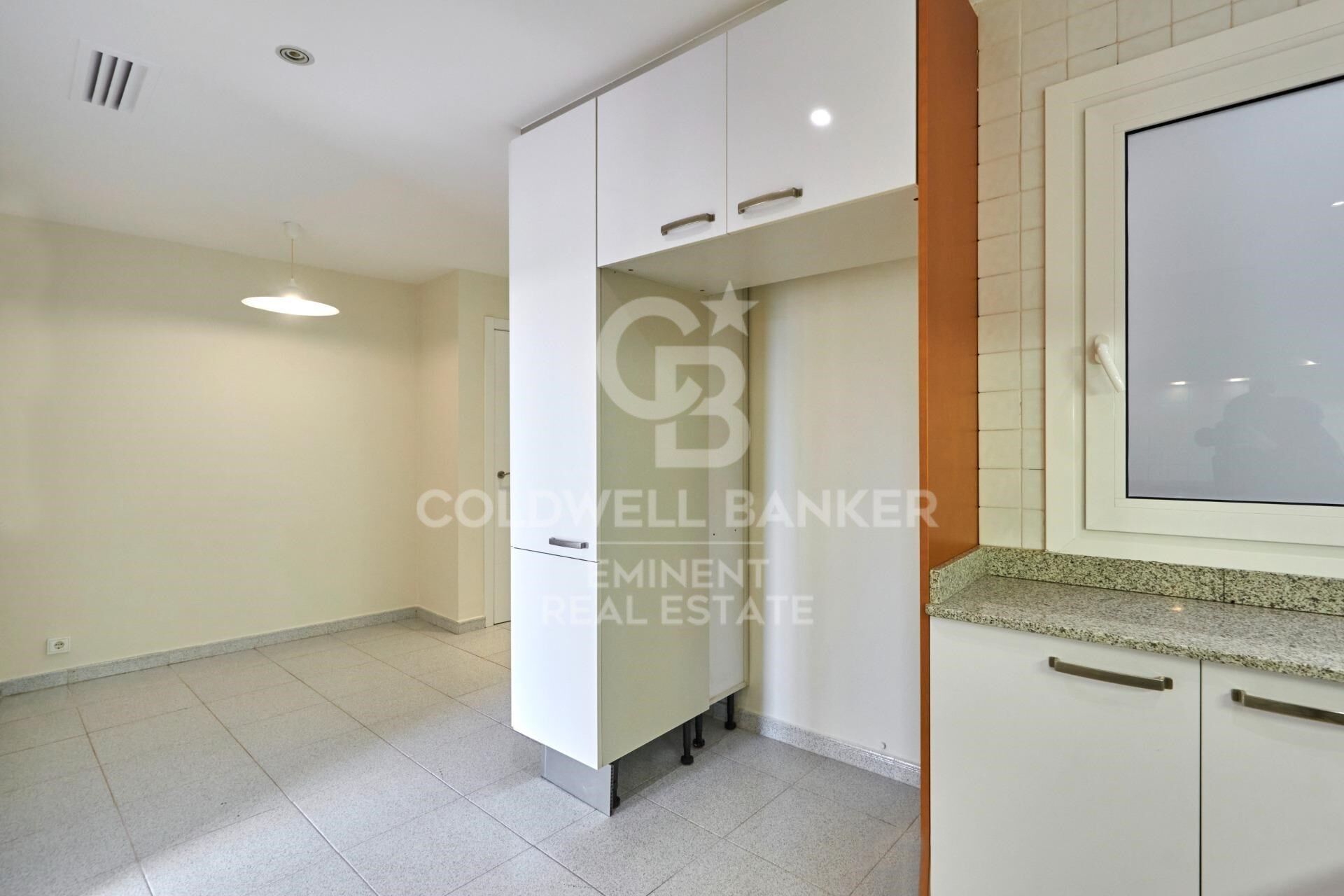 Exclusivo piso de lujo en alquiler en la zona alta de Barcelona con terraza, vistas y parking.