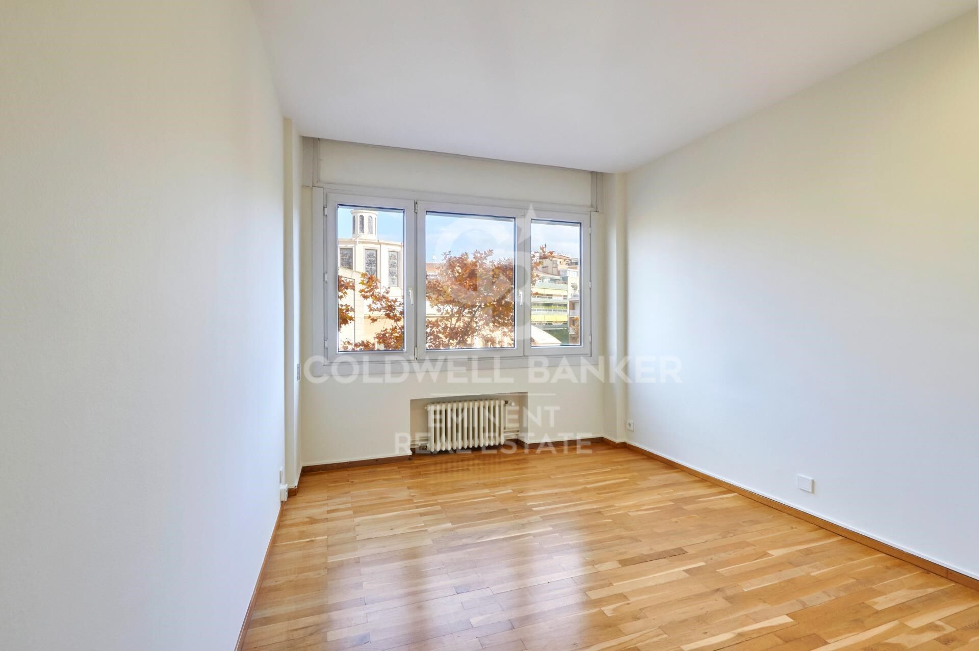 Exclusivo piso de lujo en alquiler en la zona alta de Barcelona con terraza, vistas y parking.