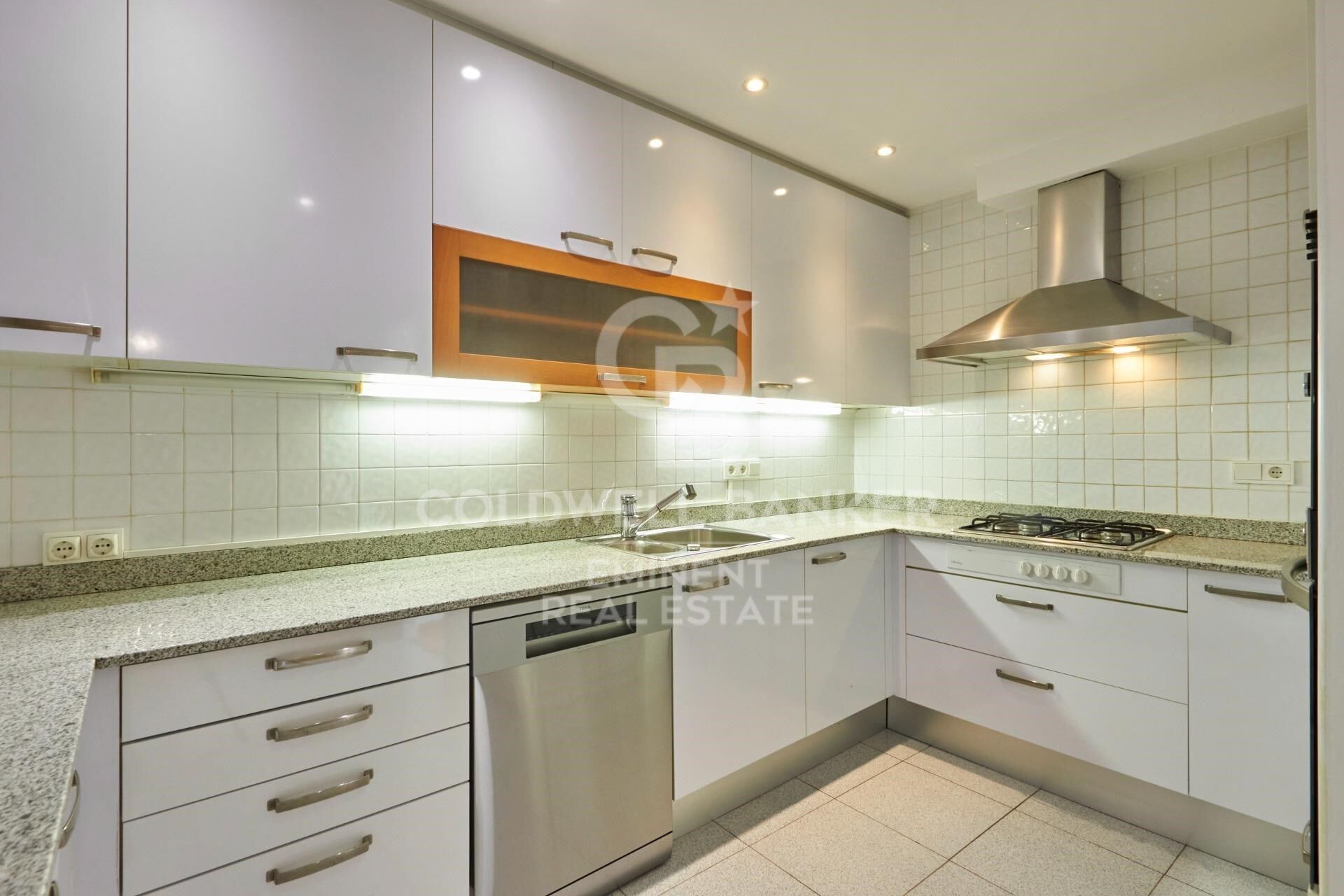 Appartement de luxe exclusif à louer dans la zone haute de Barcelone avec terrasse, vues et parking