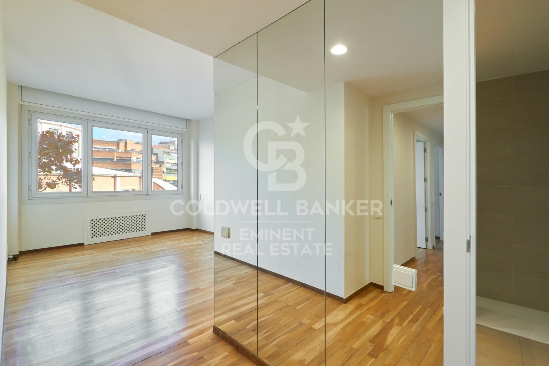 Appartement de luxe exclusif à louer dans la zone haute de Barcelone avec terrasse, vues et parking